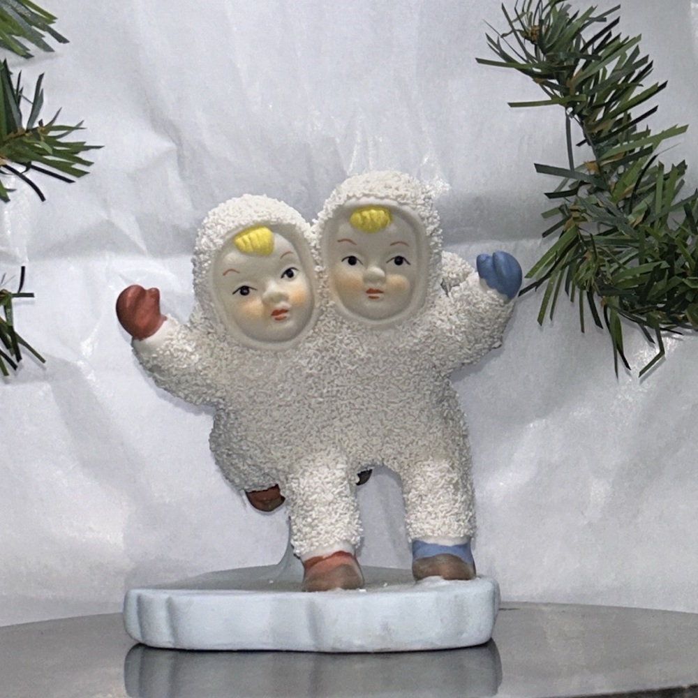 🔥🔥Vintage Snow Babies Skating Holding Hands Figurine Snowbabies Skating